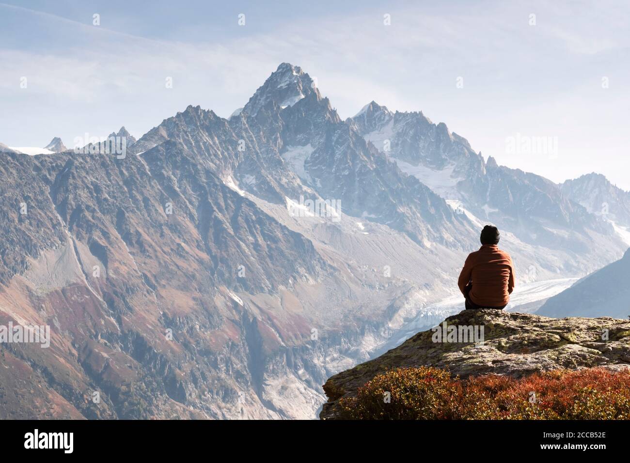 Tolle Aussicht auf die Berge Monte Bianco mit Touristen auf einen Vordergrund. Vallon de Berard Nature Preserve, Chamonix, Graian Alps. Landschaftsfotografie Stockfoto
