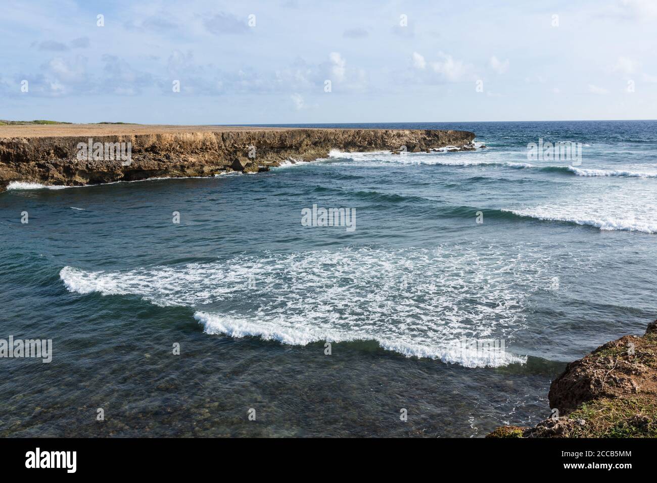 Wellen waschen sich in Boka Ascension, einem Einlass aus dem Karibischen Meer auf der Nordwestseite der Insel Curacao. Es ist ein beliebter Ort zum Spotting se Stockfoto