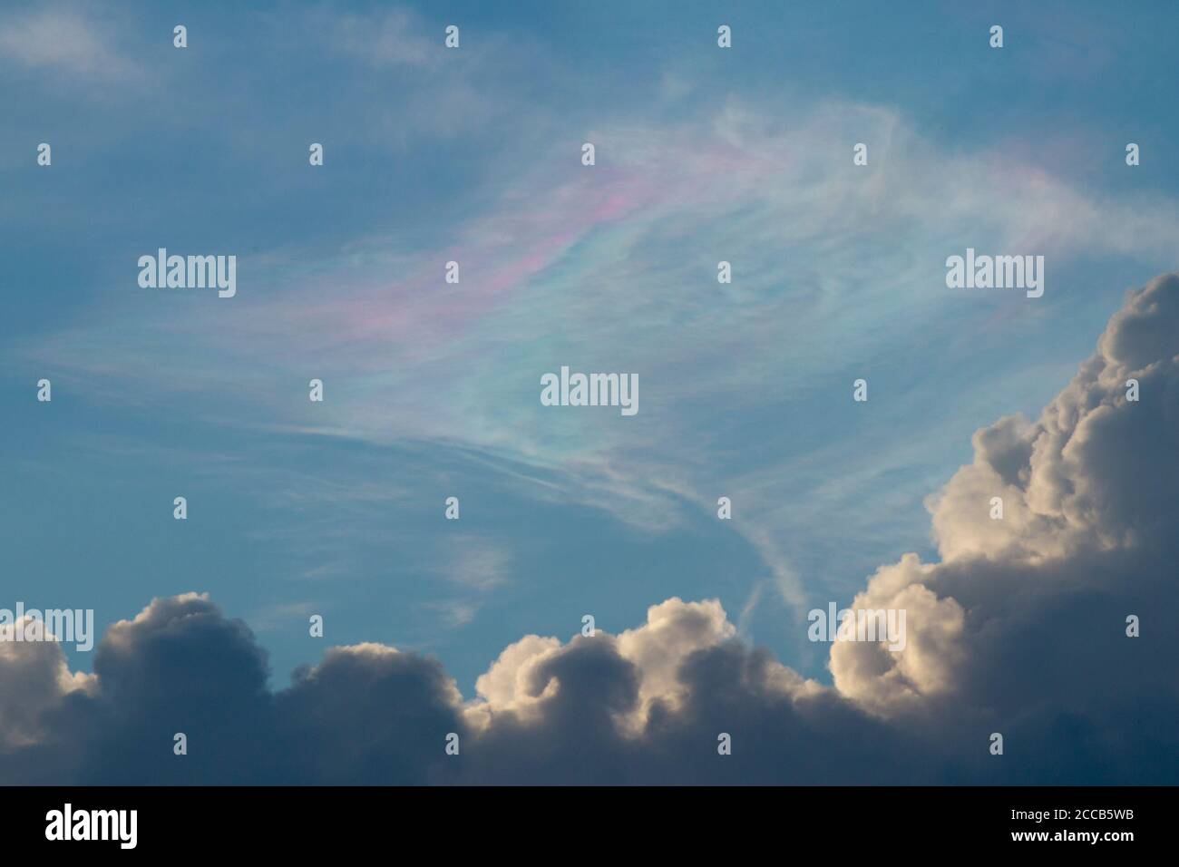 Bunte Wolke irisierenden oder irisierenden Stockfoto