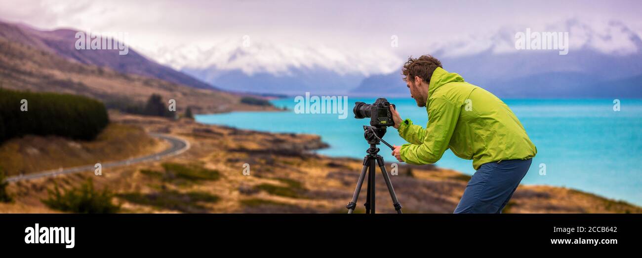 Reisefotograf Mann nimmt Natur Video der Berglandschaft am Peters Lookout, Neuseeland Banner. Wandertourist professioneller Videofilmer auf Stockfoto
