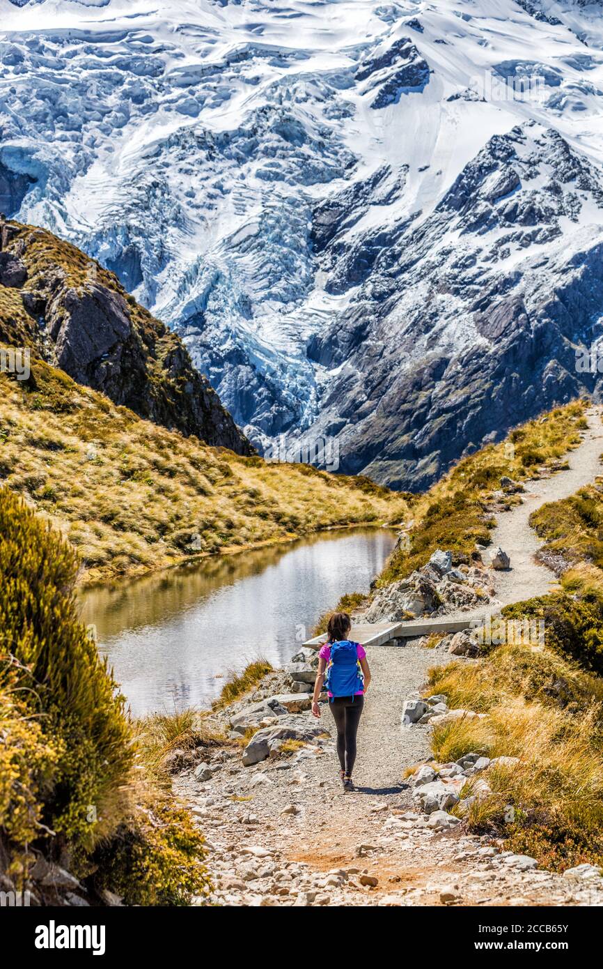 Wandern Mädchen in Neuseeland Mt Cook Natur Berg. Allein Wanderer Wandern  auf beliebten Weg Mueller Hut Route in Mount Cook National Park Berge  Stockfotografie - Alamy