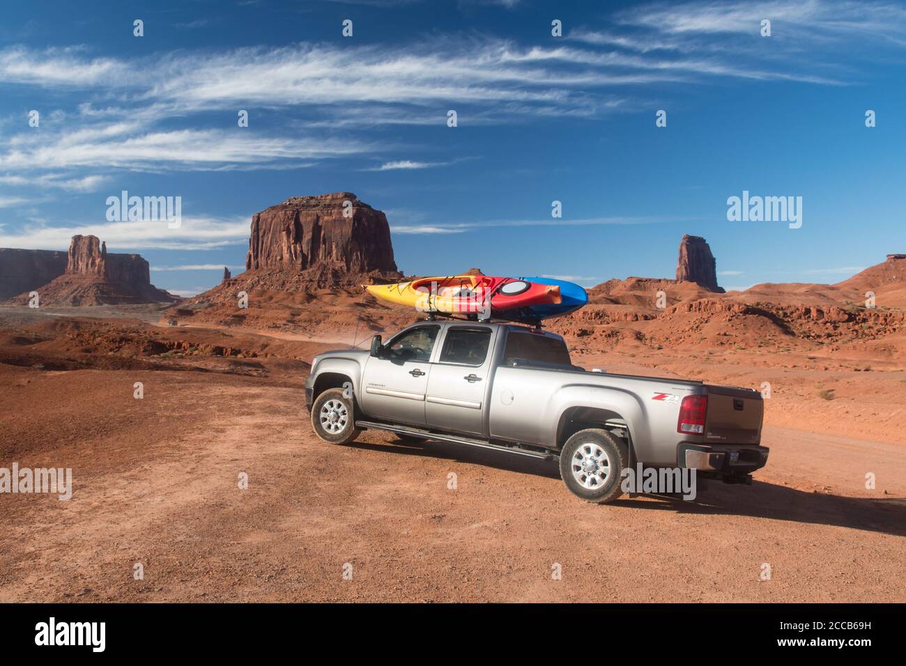 Ein Pickup-Truck mit Kajaks in der Wüste in Monument Valley, Arizona/Utah, USA Stockfoto