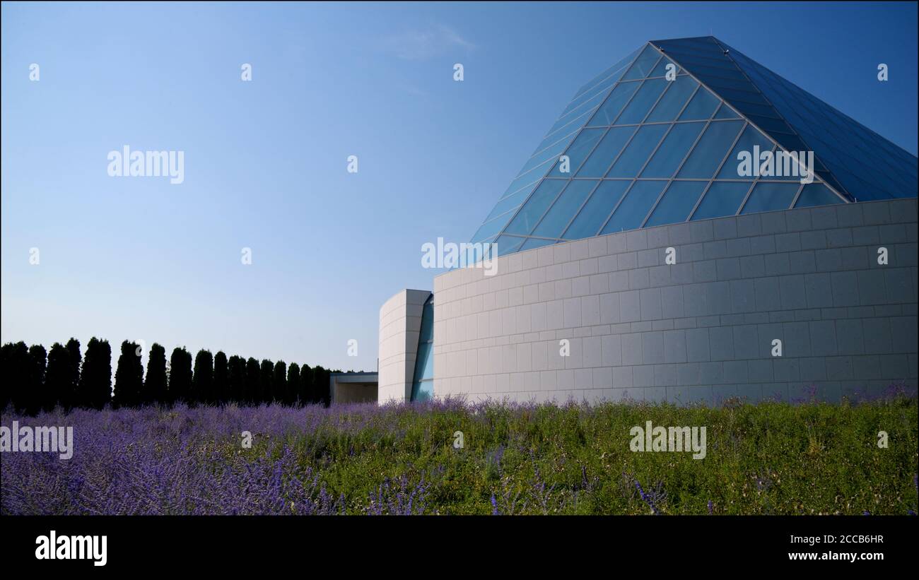 Seitenansicht eines modernen Gebäudes mit Glasmaterial Pyramide Stockfoto