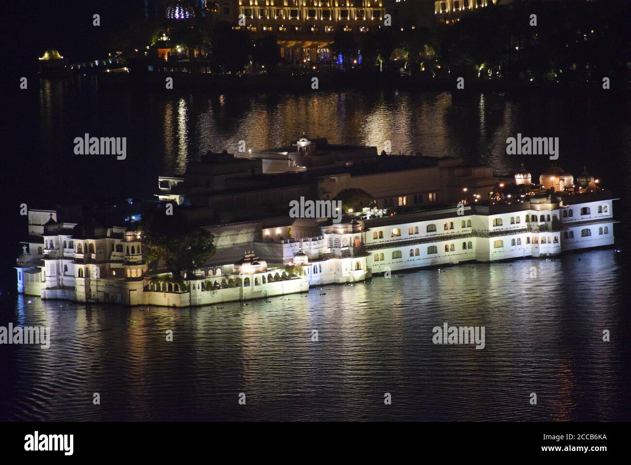 Nachtansicht des Taj Lake Palace Hotels. Eine der bekanntesten Residenzen der Welt, wurde in den Filmen und das Juwel in der Krone gezeigt. Stockfoto