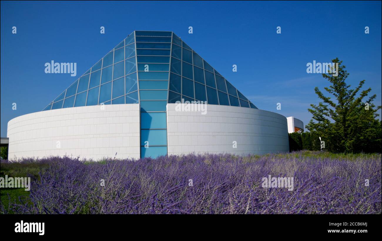 Seitenansicht eines modernen Gebäudes mit Glasmaterial Pyramide Stockfoto