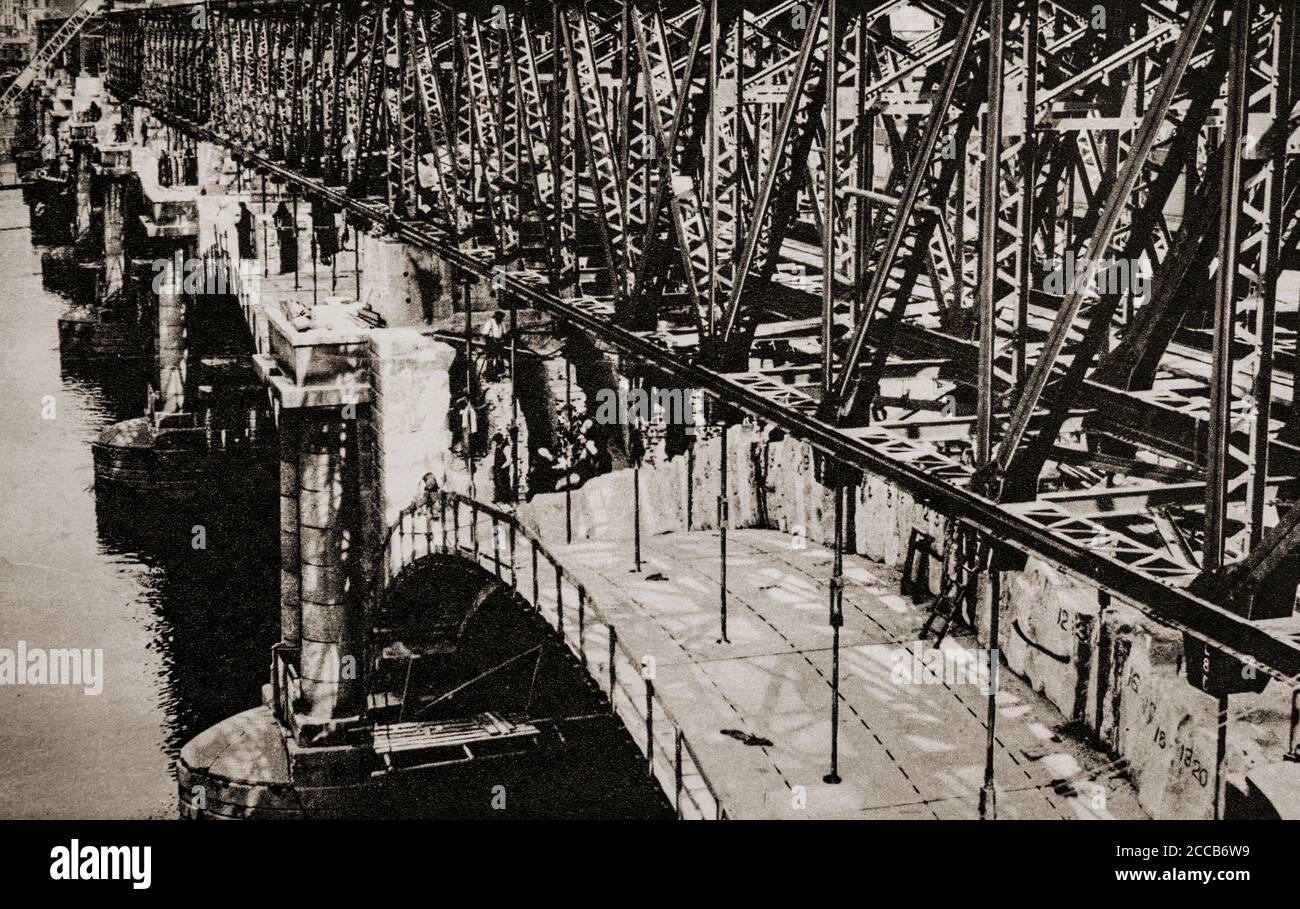 Waterloo Bridge überquert die Themse zwischen Blackfriars Bridge und Hungerford Bridge in London. Aus Sicherheitsgründen beschloss der Londoner County Council, die Brücke abzureißen und durch eine neue Struktur zu ersetzen, die Sir Gilbert Scott in den 1930er Jahren entworfen hatte. Das Projekt wurde wegen des Zweiten Weltkriegs auf Eis gelegt, aber eine provisorische Stahlbrücke wurde installiert. Stockfoto