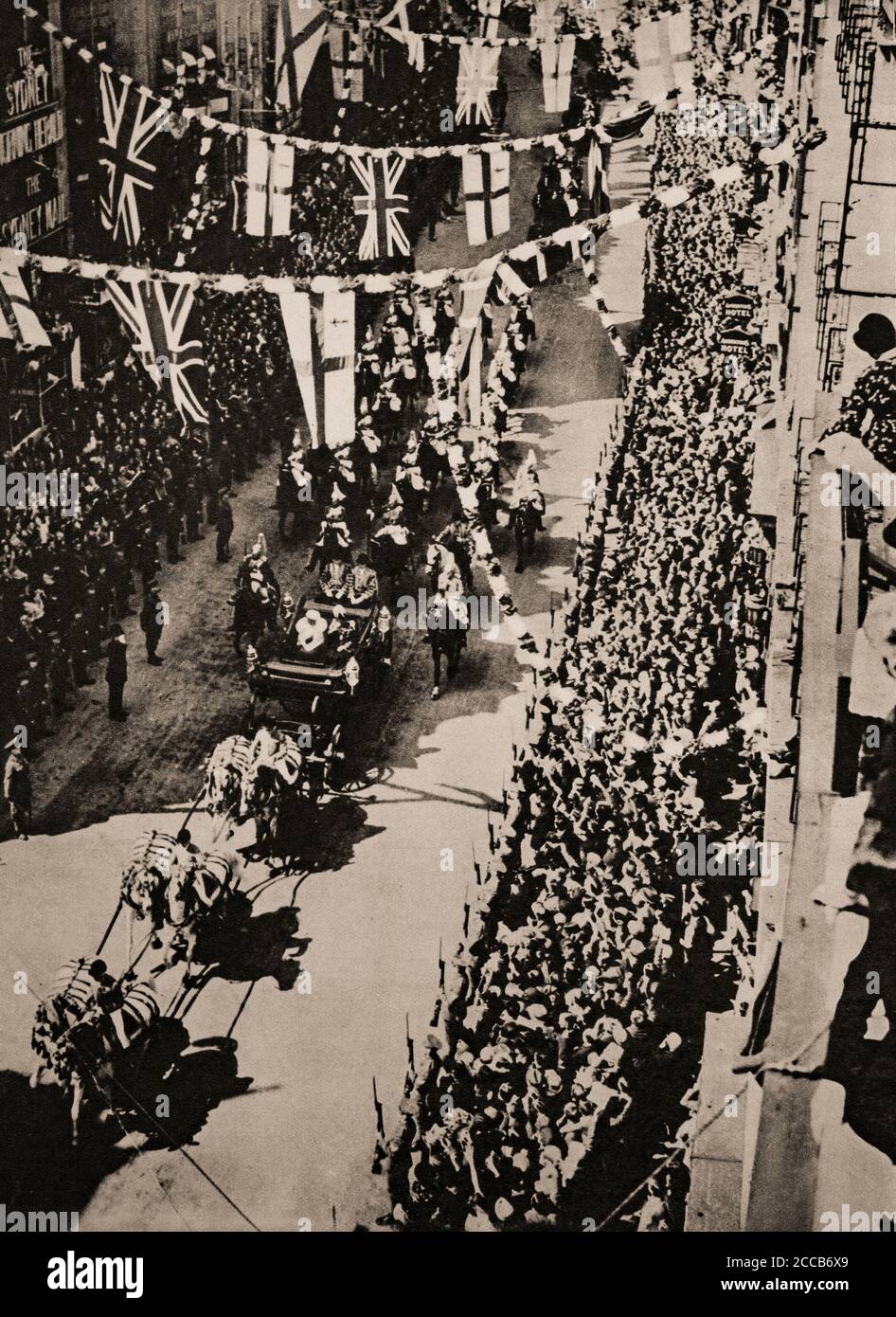 Am 6. Mai 1935 feierten König Georg V. und Königin Mary ihr 25-jähriges Jubiläum auf dem Thron. Bunting und Menschenmassen säumen die Fleet Street, während sich das königliche Paar auf dem Weg zur St Paul's Cathedral befindet Stockfoto Am 6. Mai 1935 feierten König Georg V. und Königin Mary ihr 25-jähriges Jubiläum auf dem Thron. Bunting und Menschenmassen säumen die Fleet Street, während sich das königliche Paar auf dem Weg zur St Paul's Cathedral befindet Stockfoto