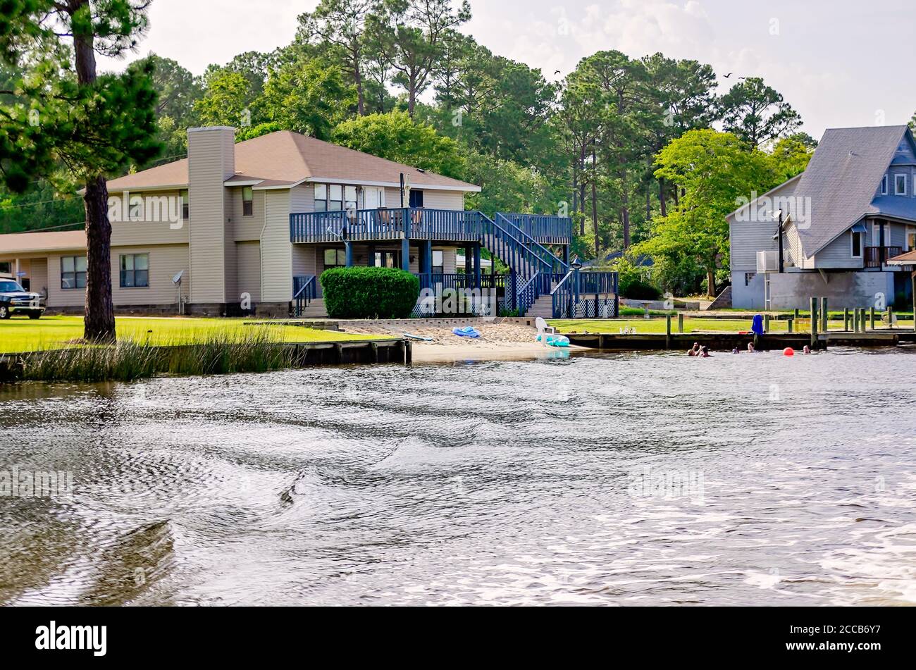 Ein Haus beinhaltet einen von Menschen gemachten Strand am Fowl River, 6. Juli 2019, in CODEN, Alabama. Stockfoto
