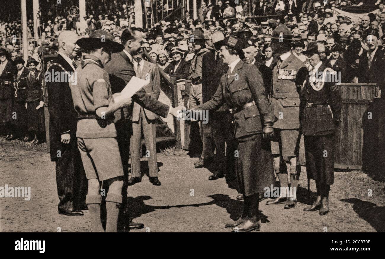 Der Earl of Ulster alias Duke of Gloucester, bei einem Jugendfest mit Mitgliedern der Boys Brigade, Scouts und Girl Guides in Belfast, Nordirland. Stockfoto