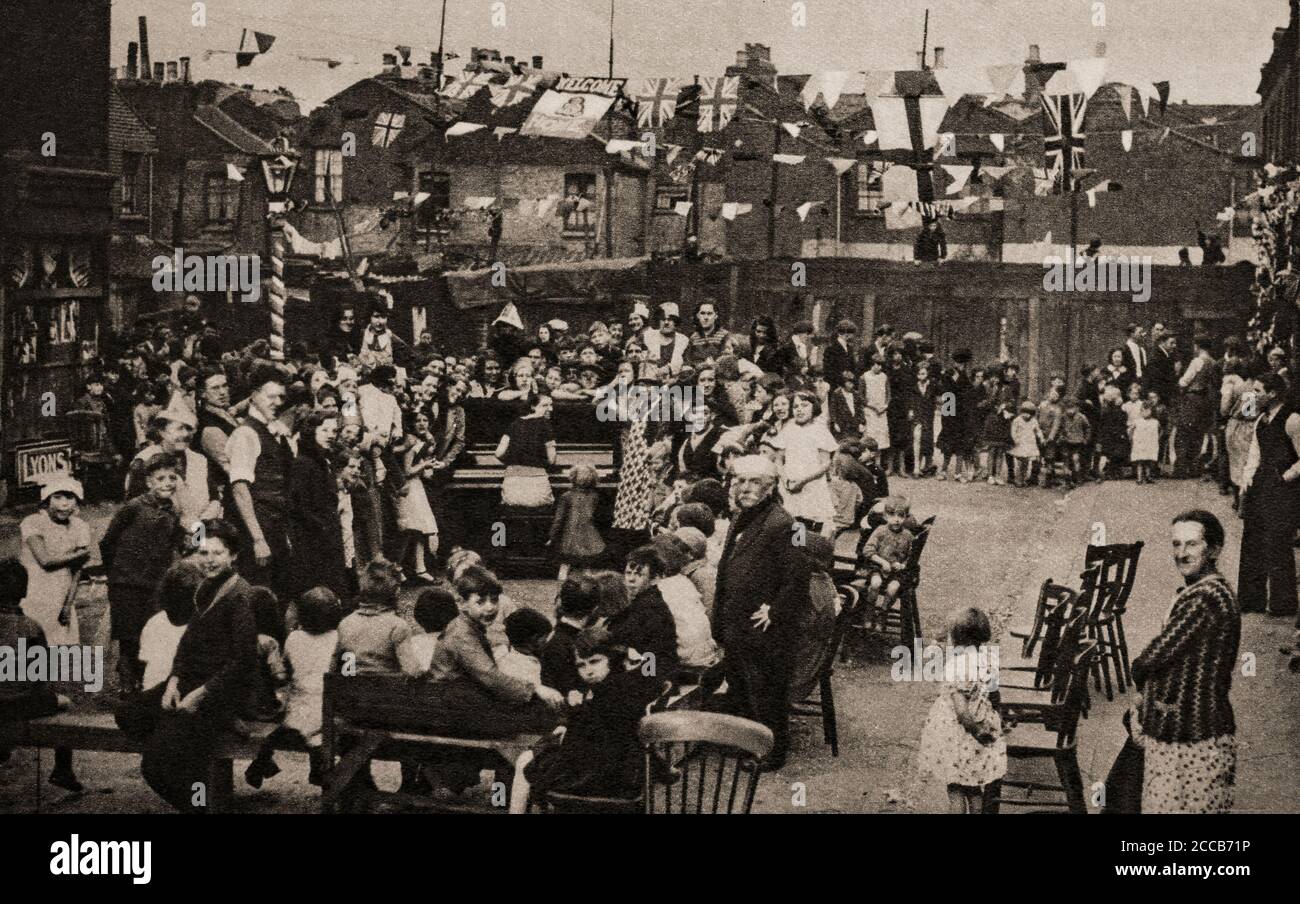 Londoners Abhaltung einer Straßenparty im Jahr 1935, zur Feier von König George V und Queen Mary Silver Jubilee von 25 Jahren auf dem Thron. Stockfoto