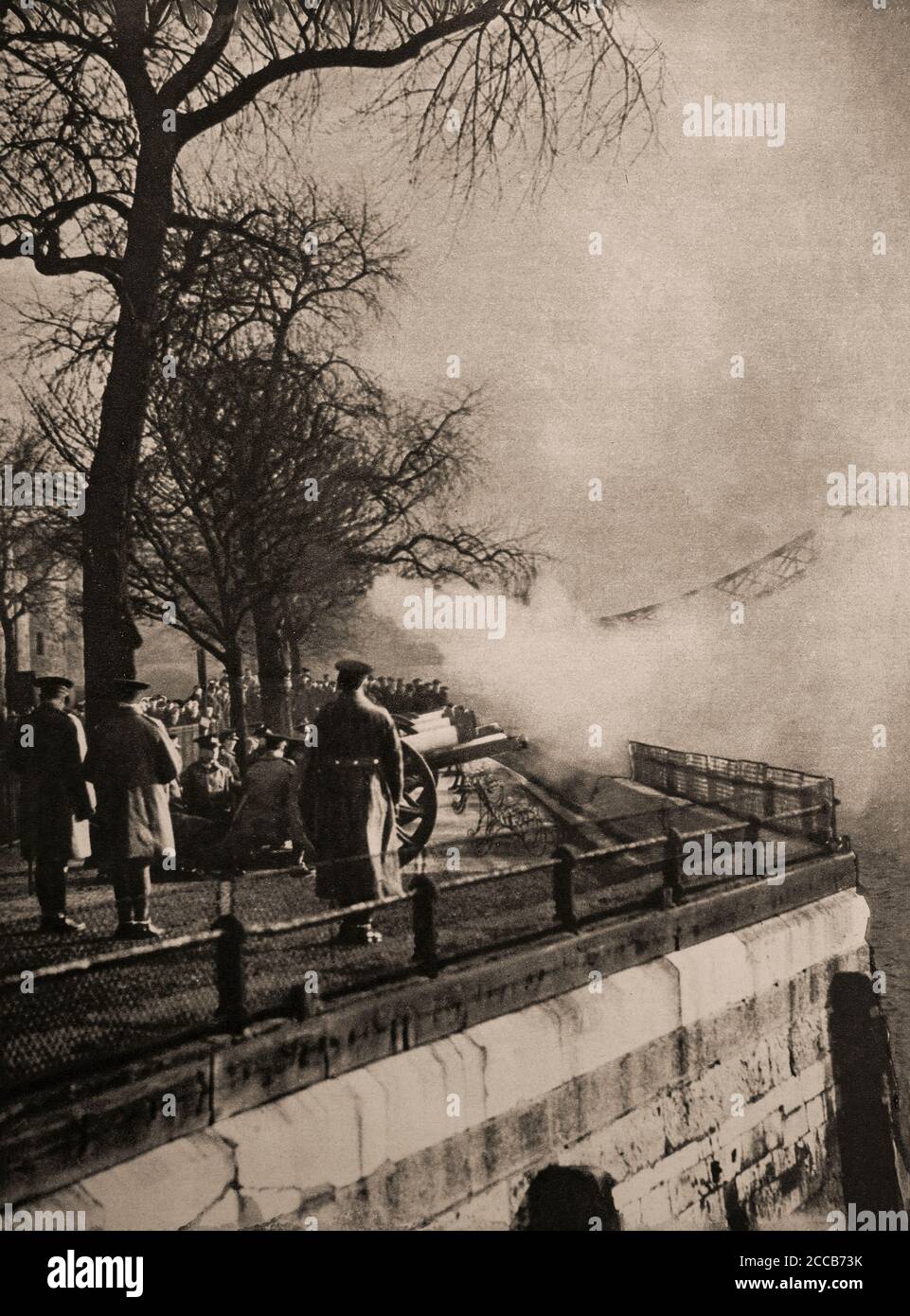 Nach dem Tod von König Georg V. am 20. Januar 1936 feuerte die Artillerie einmal pro Minute einen Waffengruß vom Tower of London ab, um die 70 Jahre des Lebens der Könige zu markieren. Stockfoto