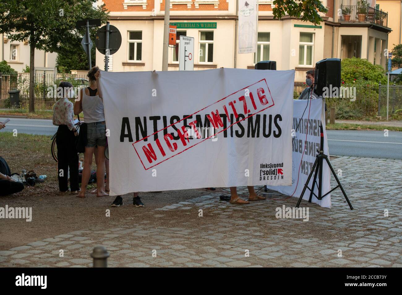 Demonstration gegen die Veranstaltung: Lisa Eckhart - die Vorteile des Lasters in der Freilichtbühne Junge Garde in Dresden.20.08.2020 Stockfoto