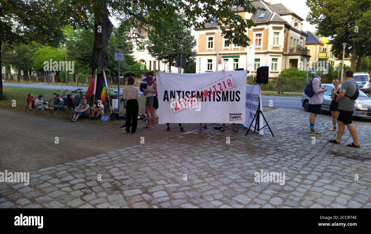 Demonstration gegen die Veranstaltung: Lisa Eckhart - die Vorteile des Lasters in der Freilichtbühne Junge Garde in Dresden.20.08.2020 Stockfoto