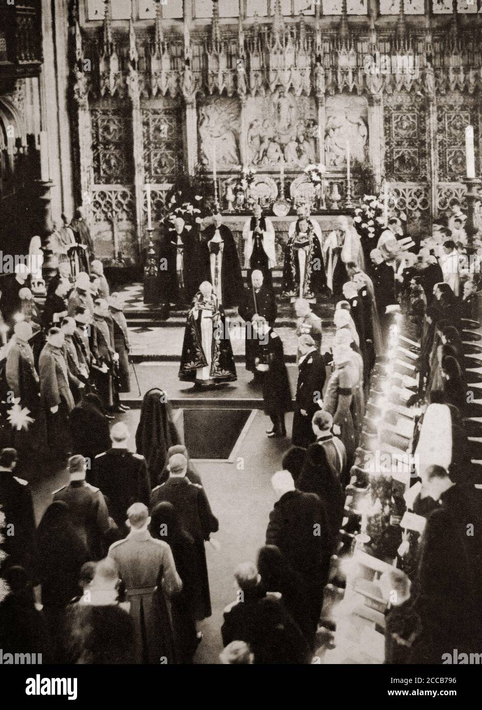 Nach dem Tod von König Georg V. am 20. Januar 1936 wird der Sarg am 28. Januar in seine letzte Ruhestätte in der St. George's Chapel, Windsor Castle, gesenkt. Stockfoto