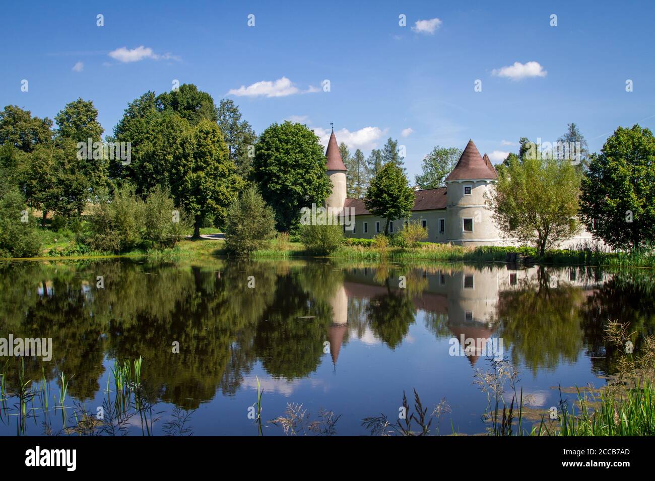 Schloss Waldrichs und Schlossteich, Kamptal-Seenweg 620, Wandern bei Dobra Stausee, Waldviertel, Österreich Stockfoto