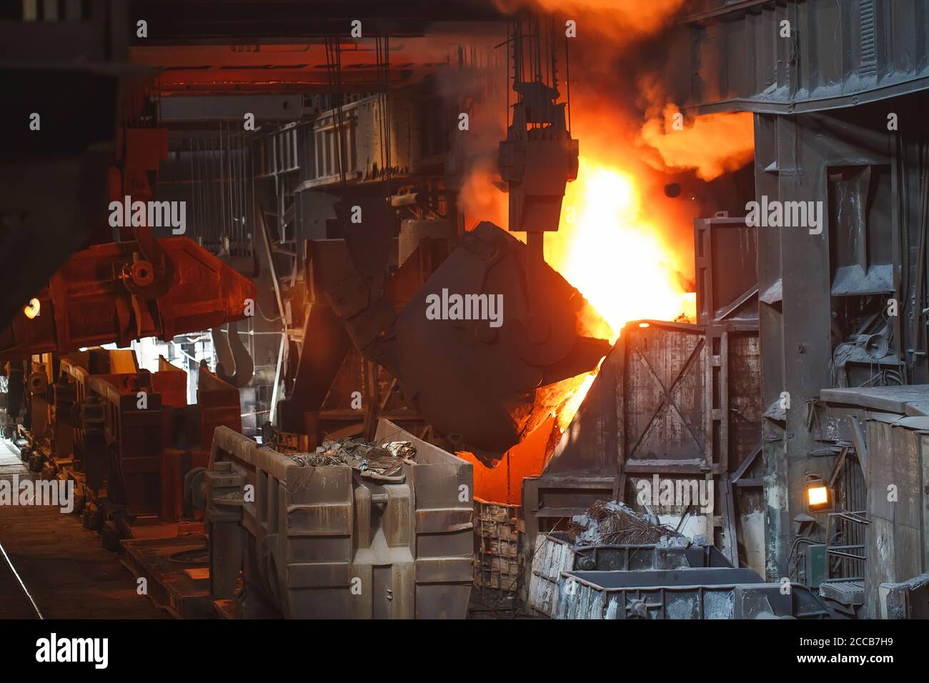 Schmelzen des Metalls in der Gießerei auf der Fabrik Stockfoto