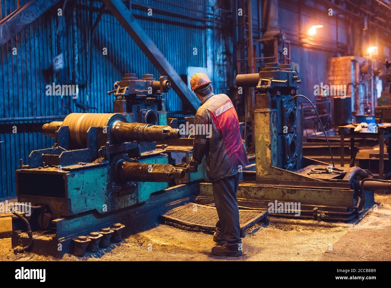 Schwerindustrie Arbeiter arbeiten hart an der Maschine. Rauen industriellen Umgebung Stockfoto
