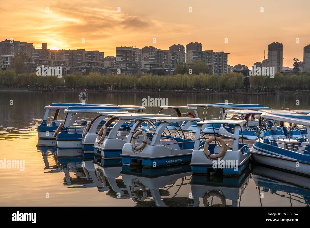 Boote dockten am See im Qujiangchi Relics Park in Xian, China Stockfoto