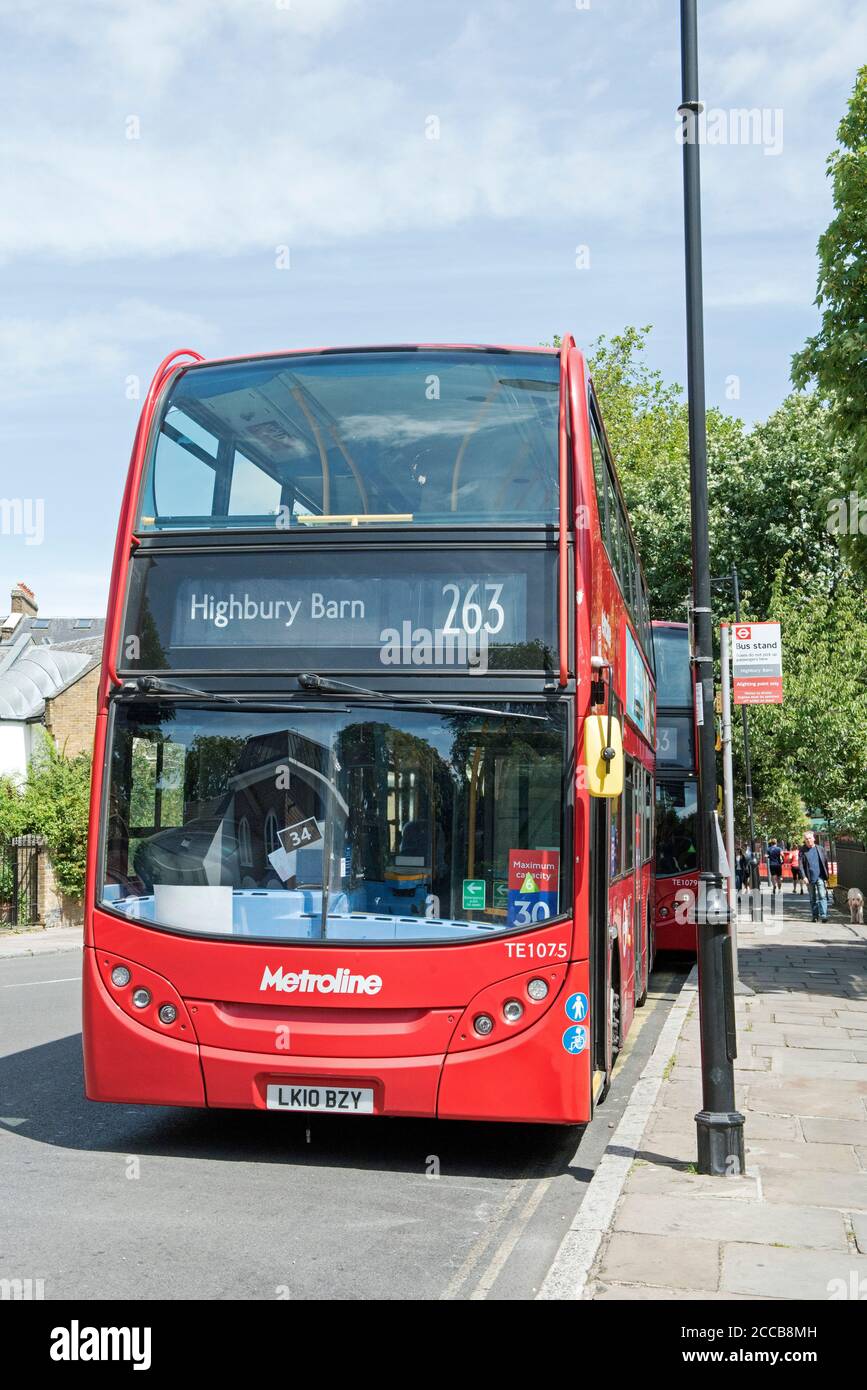 London Doppeldecker rot Bus Nummer 263 geparkt an der Bushaltestelle Highbury Barn, Highbury, London Borough of Islington Stockfoto