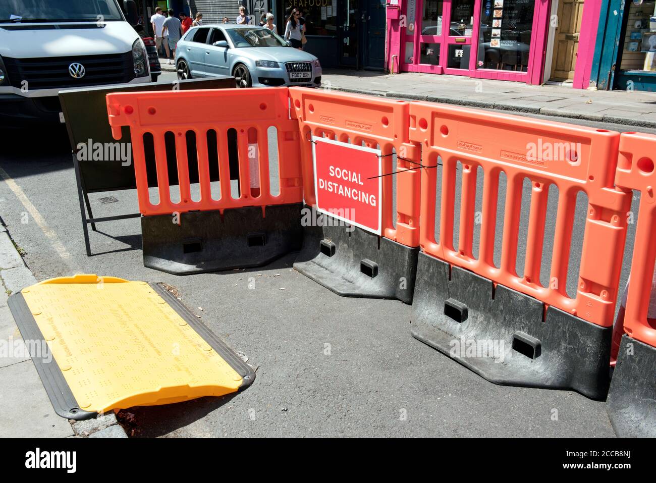 Straßenabstand zusätzlichen Raum durch die Erweiterung Bürgersteig in Straße mit Barriere mit Rampe für soziale Distanzierung aufgrund Covid 19 oder Coronavirous, Highbury Barn Stockfoto