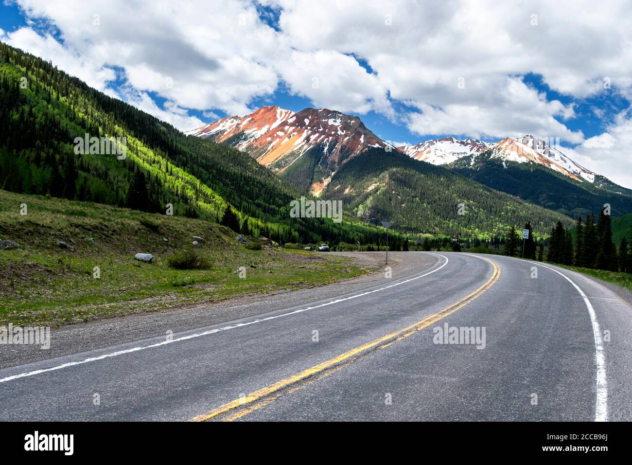 Blick auf den Million Dollar Highway, US 550 nähert sich dem Red Mountain Pass in Colorado Stockfoto