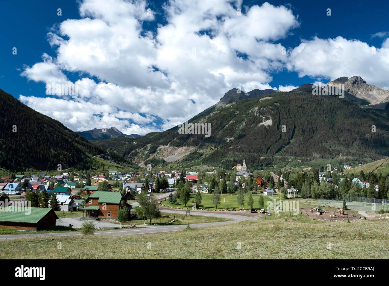 Blick auf die Stadt Silverton, Colorado eingebettet in ein Tal in den San Juan Bergen mit Sultan Mountain in der Ferne Stockfoto