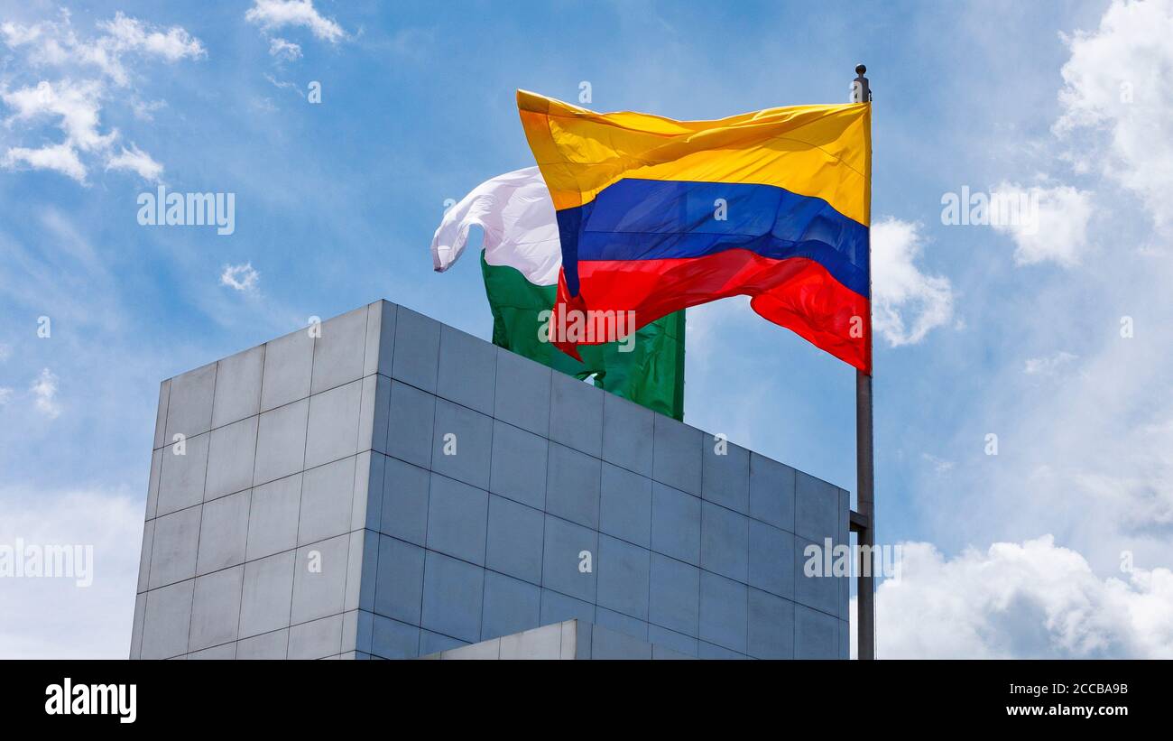 Flaggen von Kolumbien und Antioquia winken am blauen Himmel Stockfoto