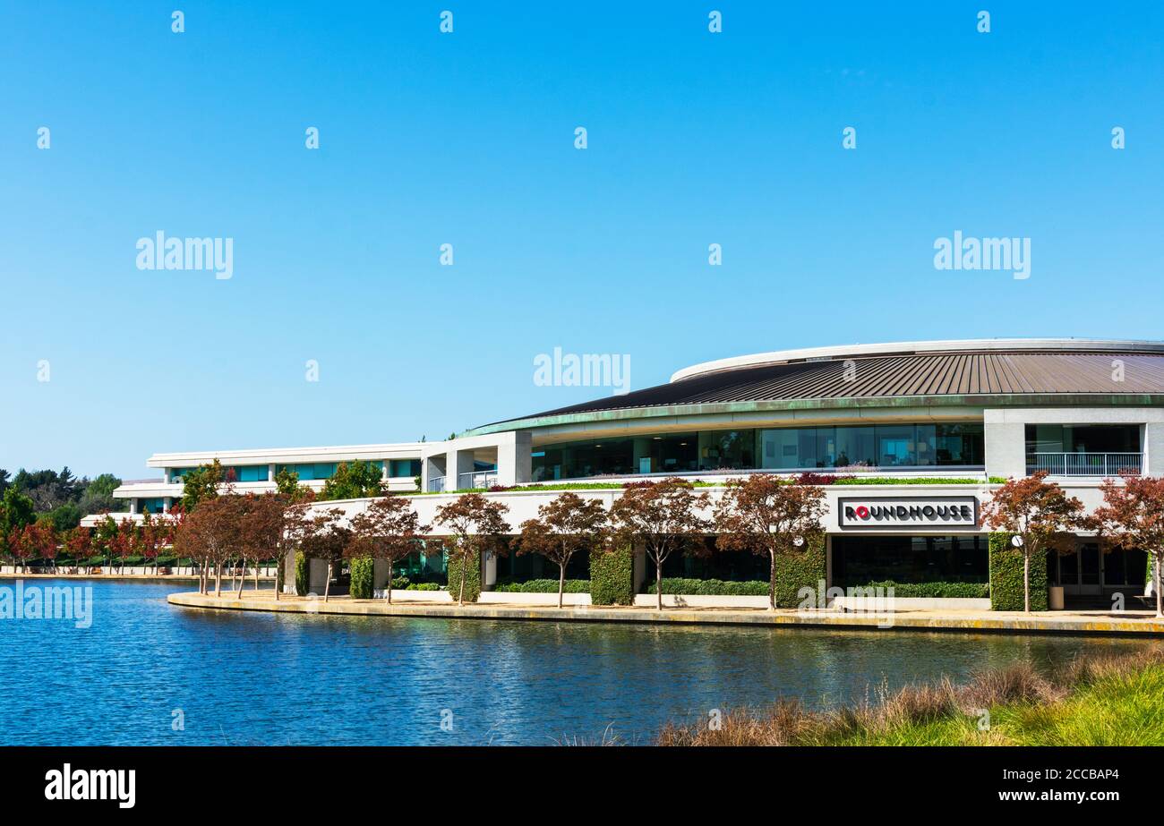 Roundhouse Markt und Konferenzzentrum am Bishop Ranch glitzernden See - San Ramon, Kalifornien, USA - 2019 Stockfoto