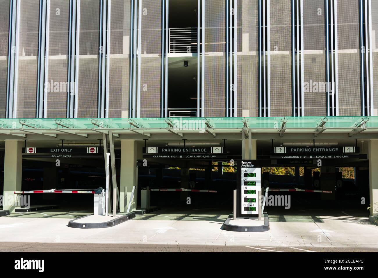 Mehrstufige Parkgarage Eingang und Ausgang. Parkplätze vorhanden Parkplatz Schild mit LED-Zähler zeigt die Anzahl der offenen oder leeren Parkplätze sp Stockfoto