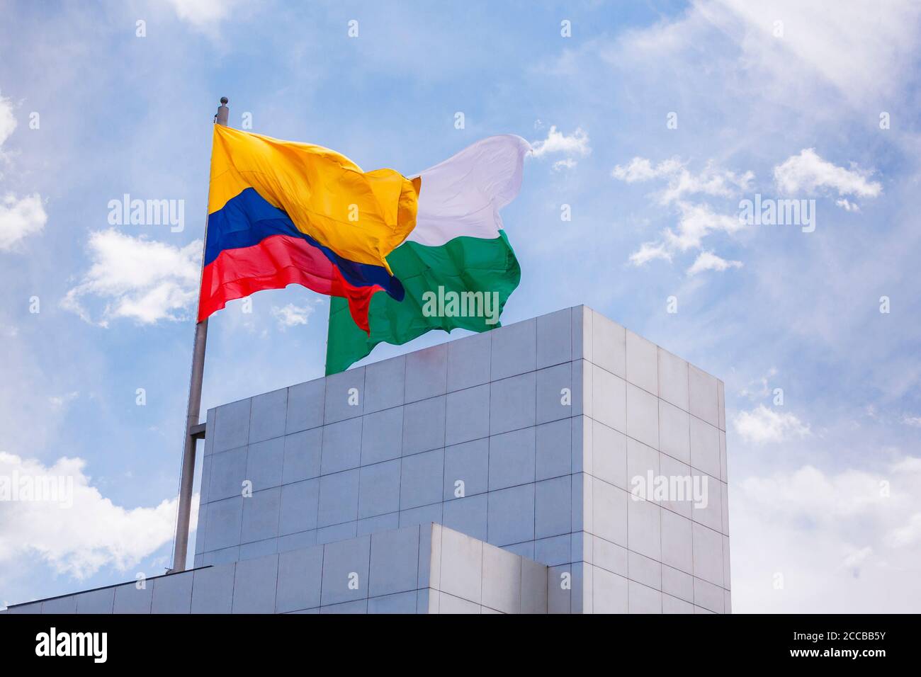 Flaggen von Kolumbien und Antioquia winken am blauen Himmel Stockfoto