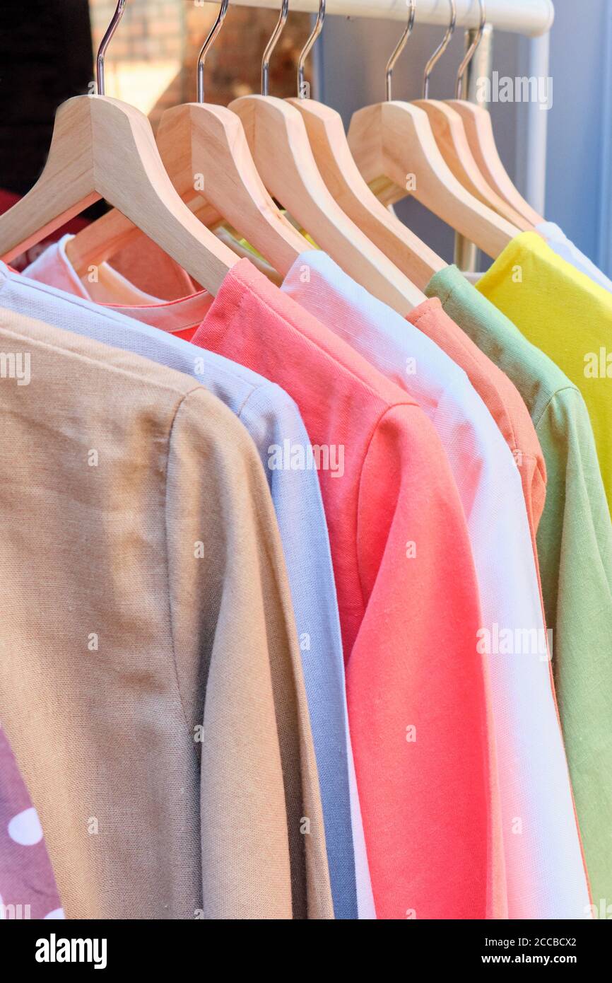 Gestell mit sommerlicher Kleidung auf Kleiderbügeln. Stockfoto