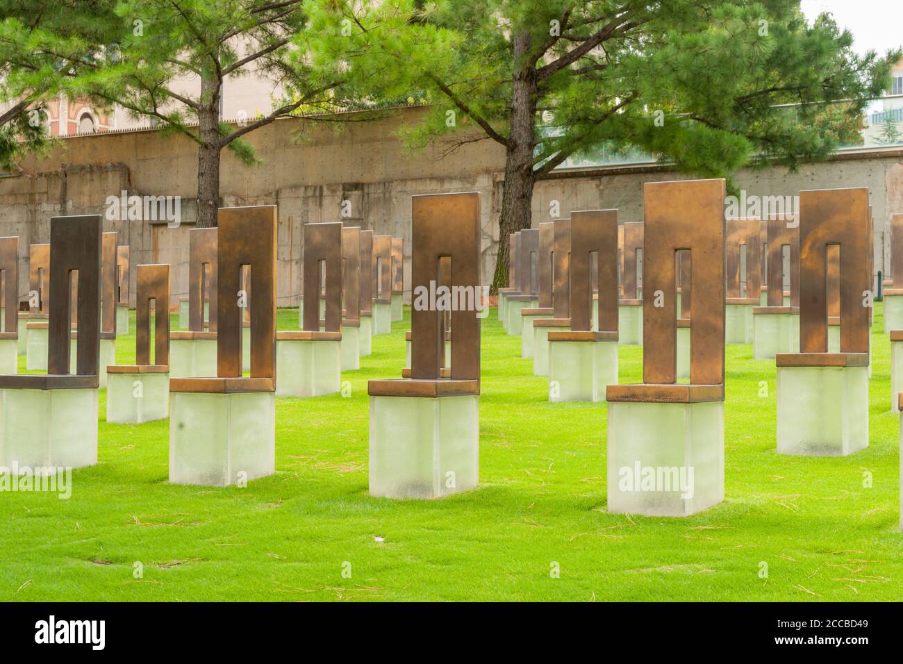 Oklahoma City USA - 9. September 2015; Oklahoma City Bombenfeld mit leeren Stühlen eine Skulptur aus Bronze und Glas, die an die 168 bei Bomben getöteten Menschen erinnert Stockfoto