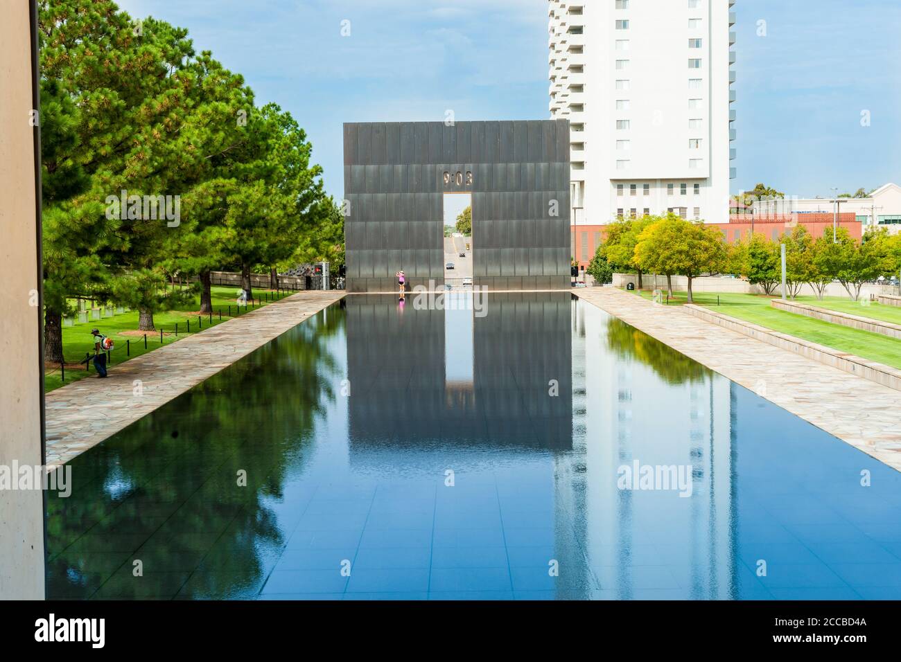 Oklahoma City USA - 8. September 2015; Oklahoma City Bombardierung Memorial Gate of Time mit der Zeit der Bombardierung um 9:03 im Jahr 1997 jenseits des reflektierenden Pools. Stockfoto