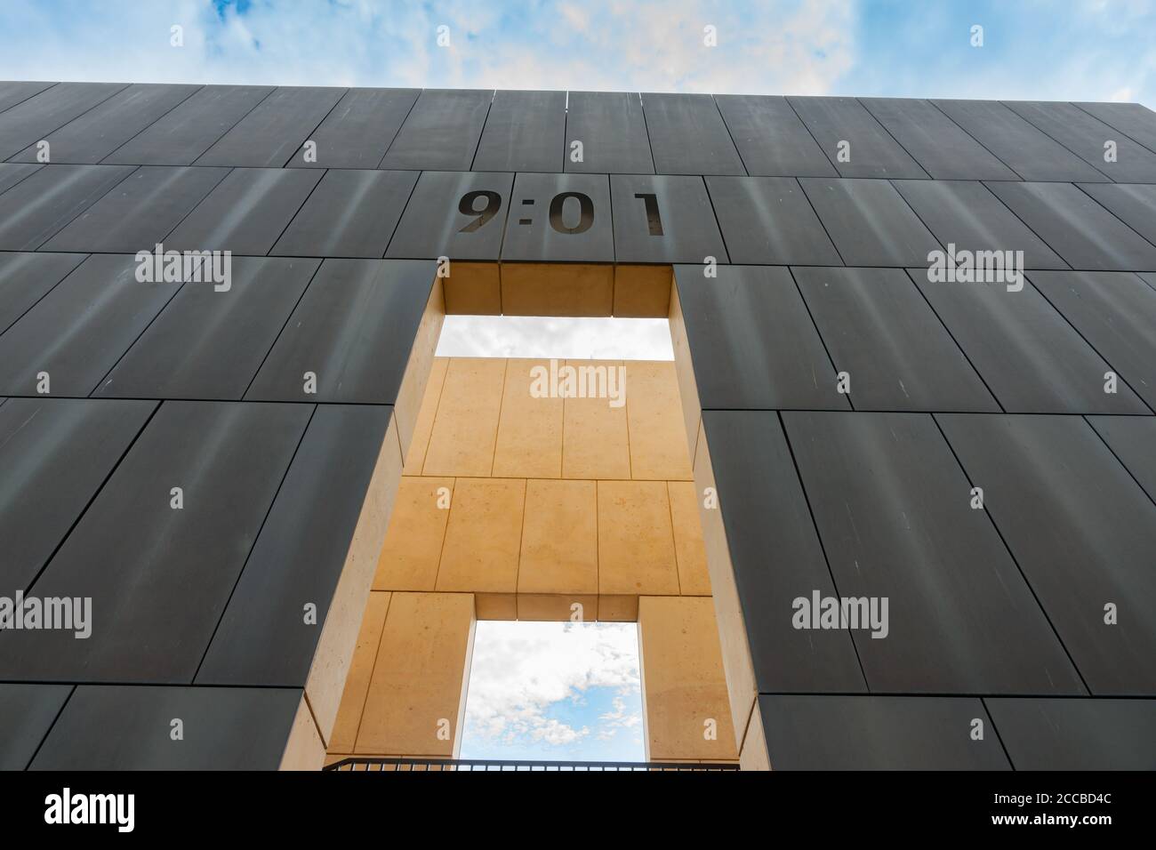 Oklahoma City USA - 8. September 2015; Oklahoma City Bombardierung Memorial Gate of Time mit der Zeit der Bombardierung um 9:03 im Jahr 1997 aus tiefem Blickwinkel. Stockfoto