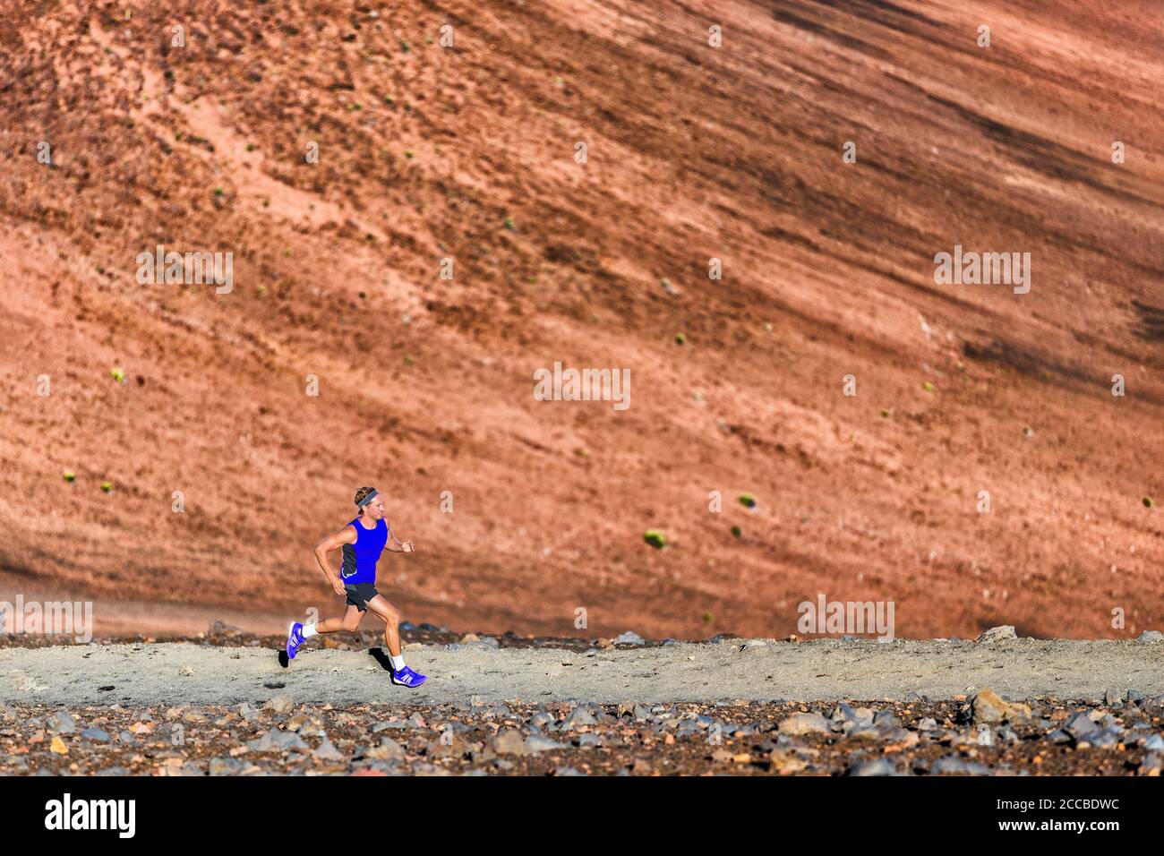 Run Running fit Athlet Läufer Mann tun Sport-Übung in der Natur. Ultra Trail Run Athletentraining auf Pfad in Vulkan Berglandschaft Hintergrund Stockfoto