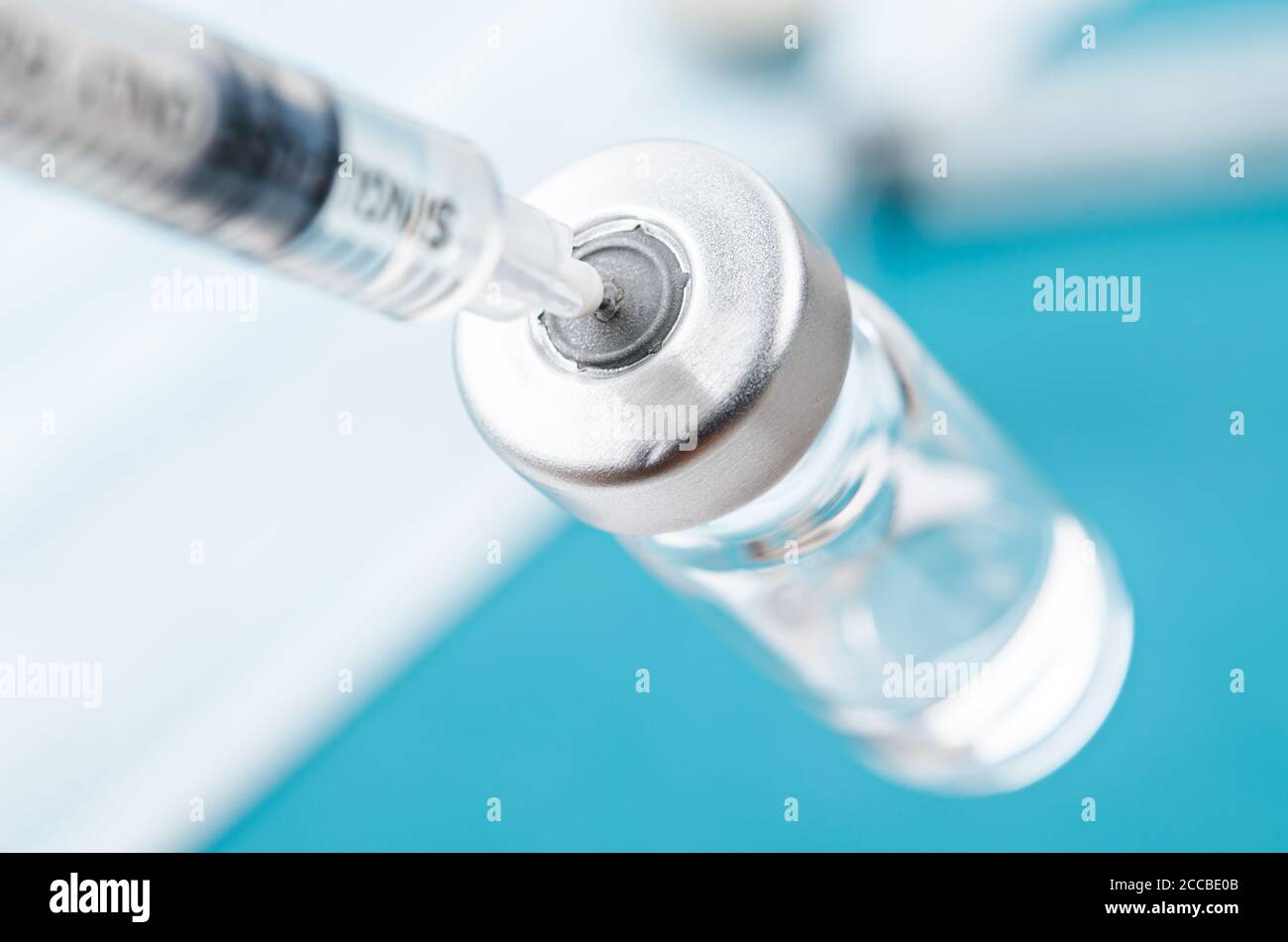 Dosis Impfstoff Durchstechflasche mit der Spritze und medizinisches Konzept der Impfung im Labor Hintergrund. Stockfoto