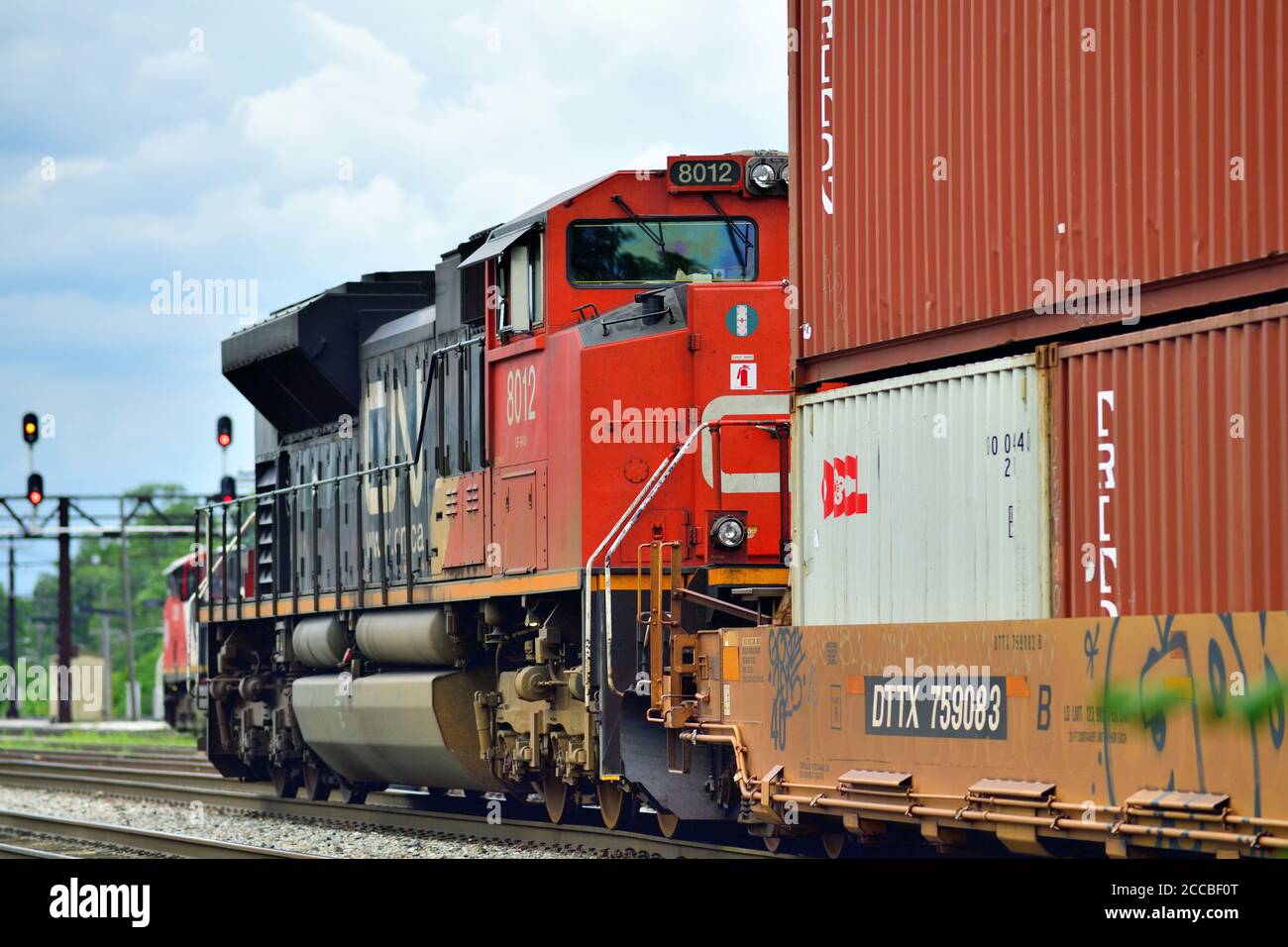 Homewood, Illinois, USA. Ein kanadischer nationaler intermodaler Güterverkehr Ankunft Eisenbahn Markham Yard in Homewood, Illinois. Stockfoto