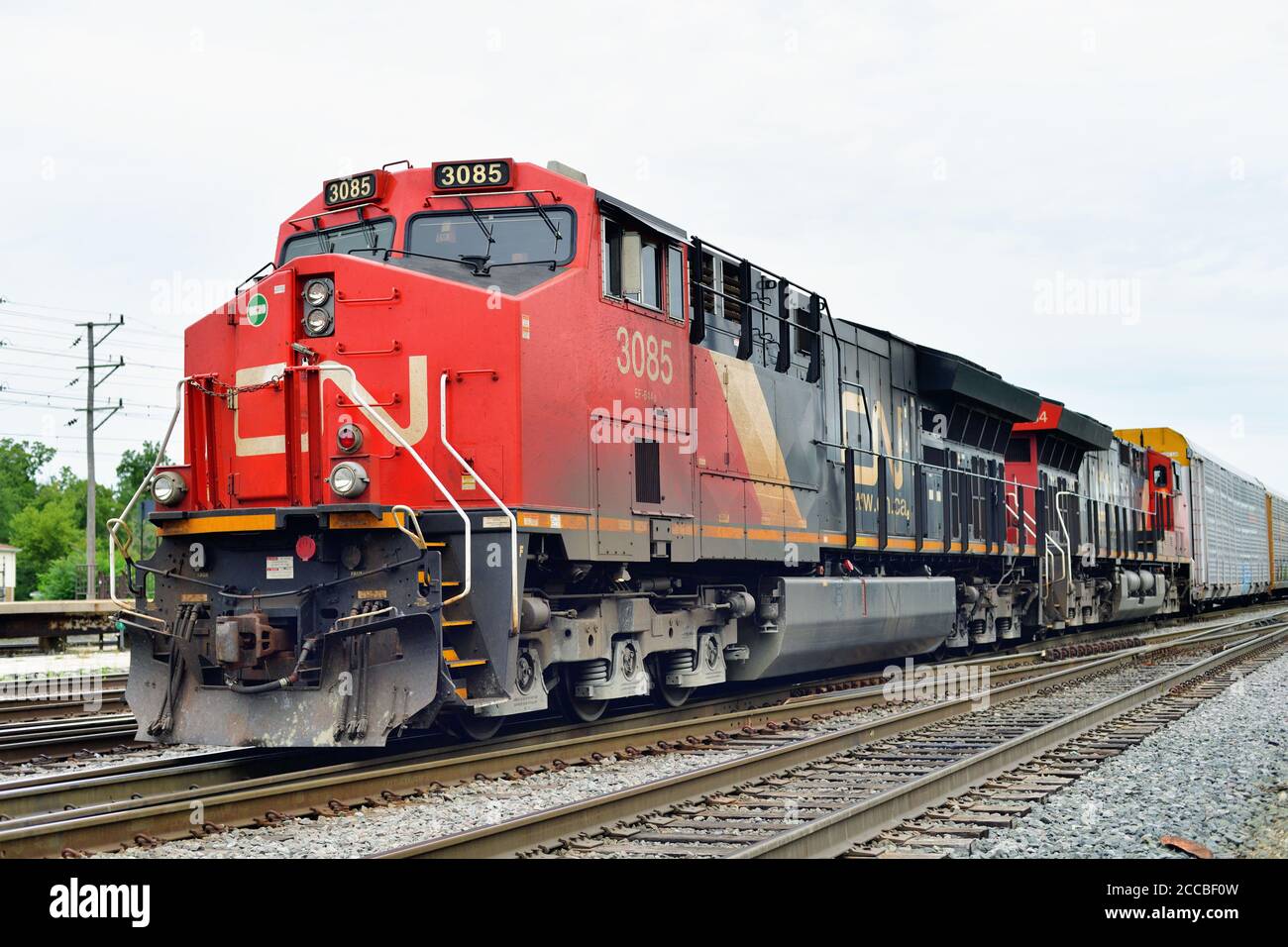 Homewood, Illinois, USA. Zwei kanadische Lokomotiven führen einen Güterzug vom Markham Yard der Eisenbahn aus. Stockfoto