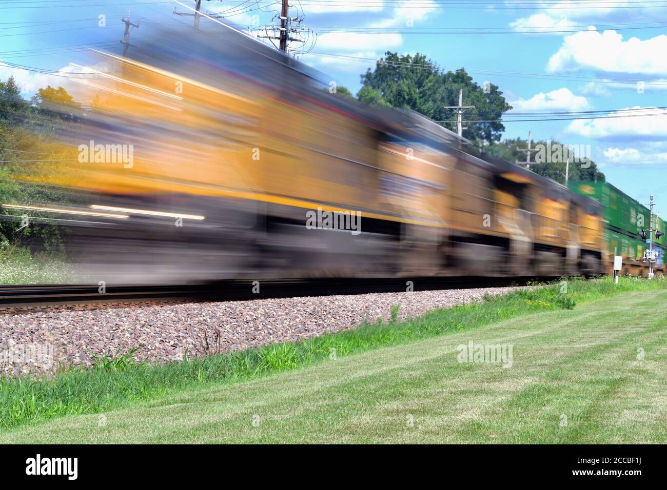 Genf, Illinois, USA. Ein schneller Union Pacific Güterzug ist eine Unschärfe, wie es durch Genf, Illinois, einem westlichen Vorort von Chicago, beschleunigt. Stockfoto