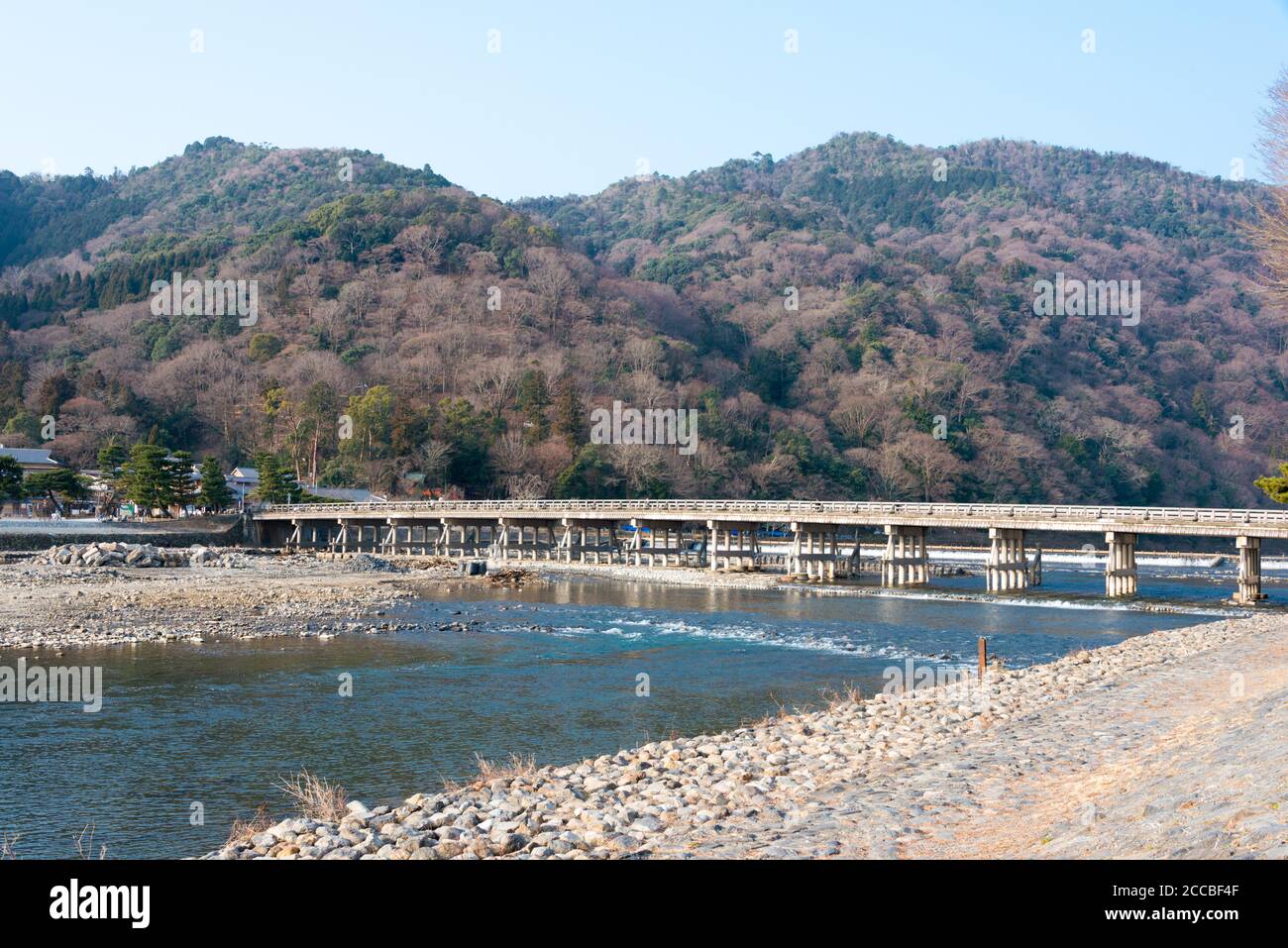 Kyoto, Japan - Togetsu-kyo Brücke in Arashiyama, Kyoto, Japan. Es ist eine 155-Meter-Brücke über den Katsura Fluss, der gemütlich in Saga Arashiyama fließt. Stockfoto