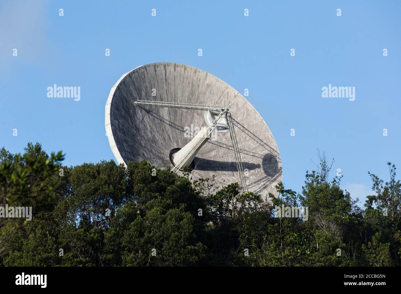 Ein kleineres Radioteleskop am Arecibo Observatorium in Puerto Rico. Stockfoto