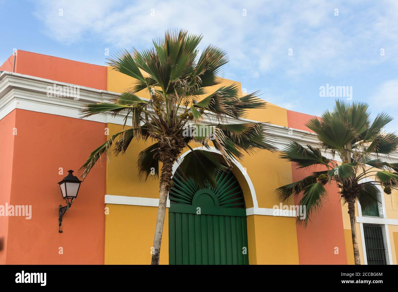 Bunt bemalte Häuser in der historischen Kolonialstadt Old San Juan, Puerto Rico. Stockfoto