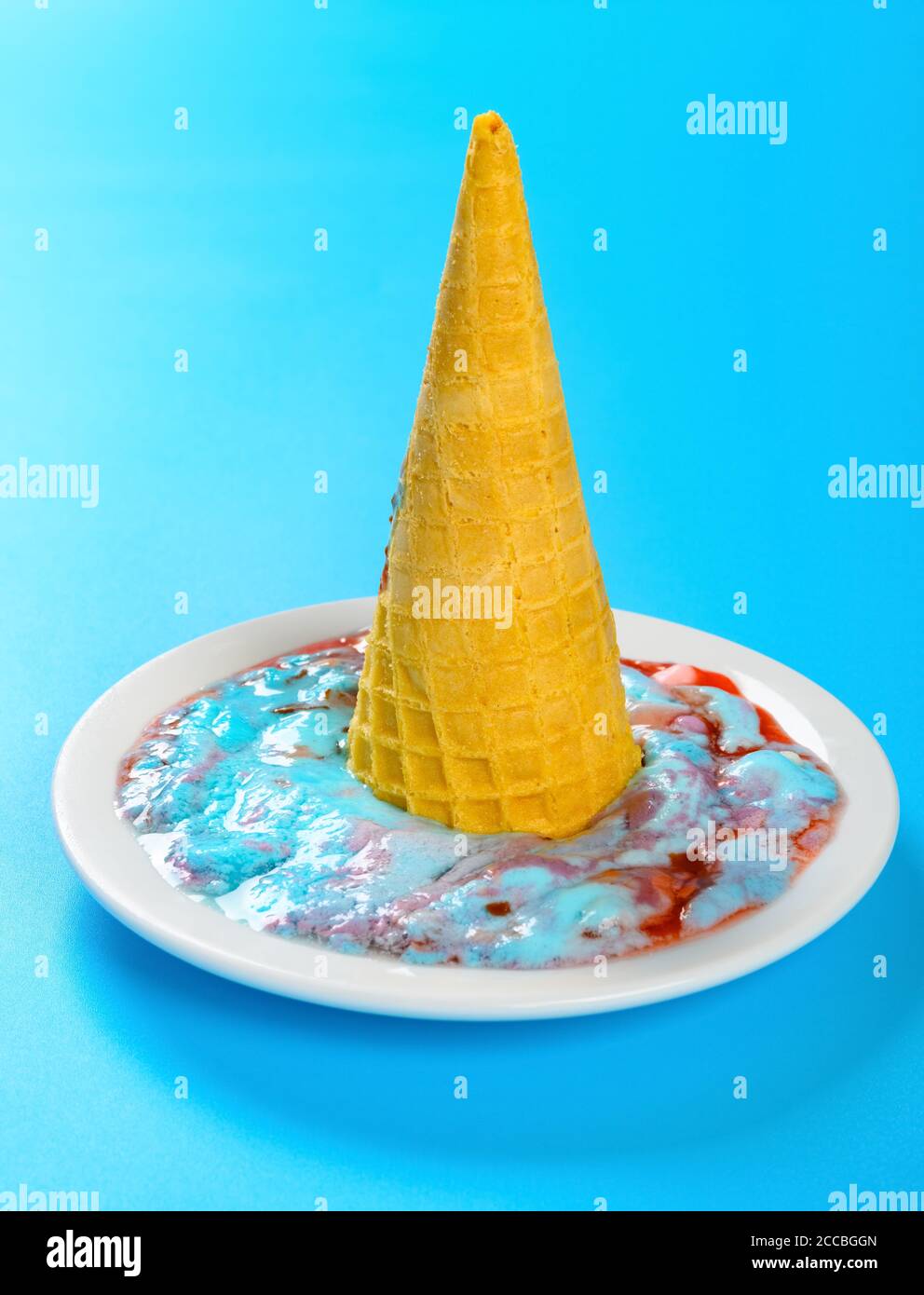 Geschmolzenes Marshmallow und Himbeer Geschmack Eis Kegel auf ein Schale Stockfoto