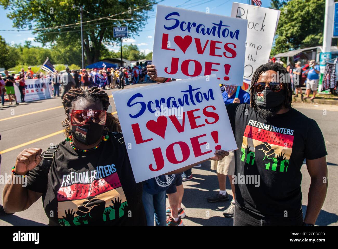 Old Forge, PA, USA. August 2020. Joe Biden Anhänger demonstrieren vor einer Rede von Donald Trump bei Mariotti Building Products in Old Forge, Pennsylvania, der Nachbarstadt von Joe Bidens Heimatstadt Scranton am 20. August 2020. ( Credit: Chris Tuite/Image Space/Media Punch)/Alamy Live News Stockfoto