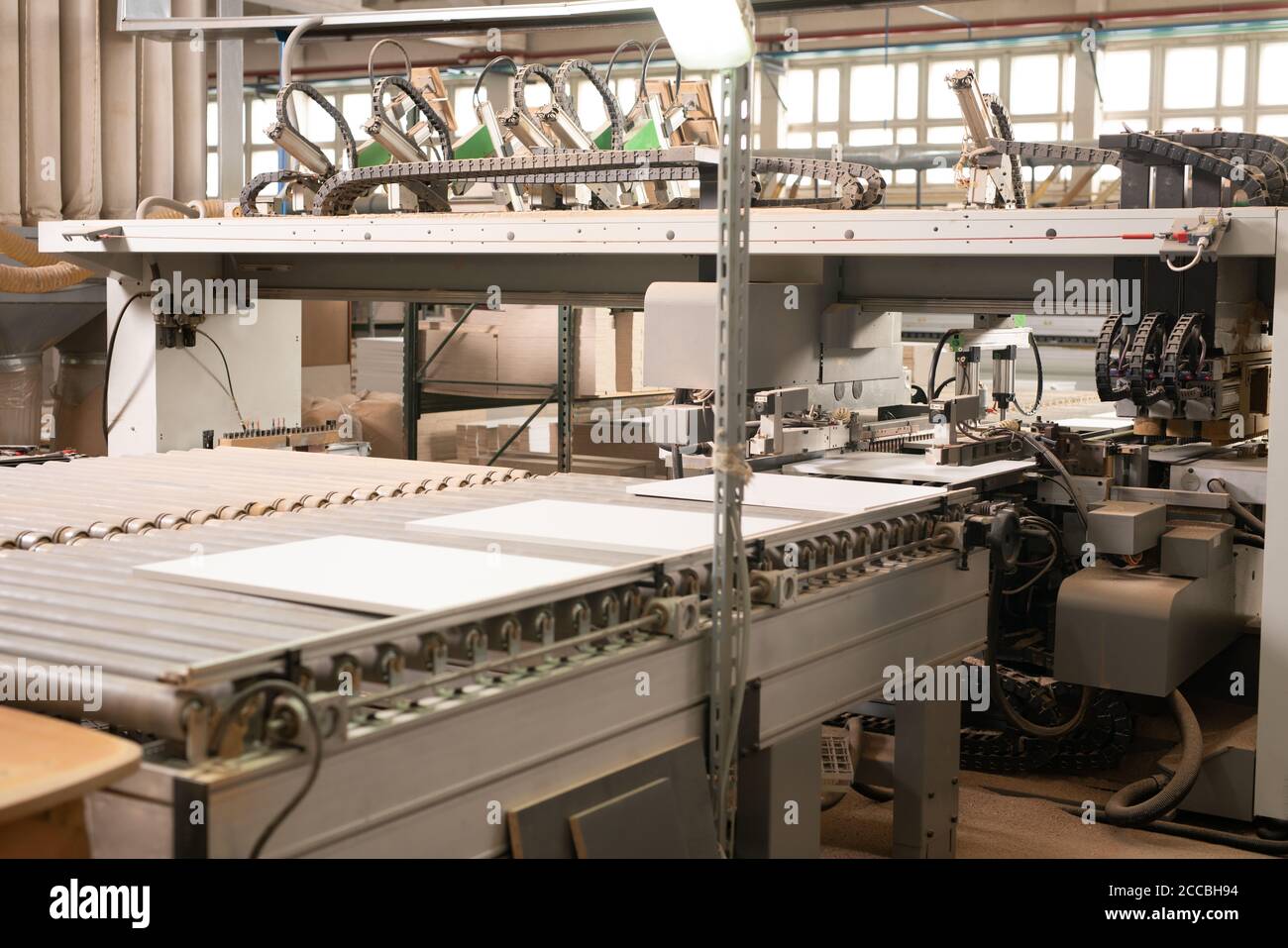 Transportband mit Spanplatten im Werk Stockfoto