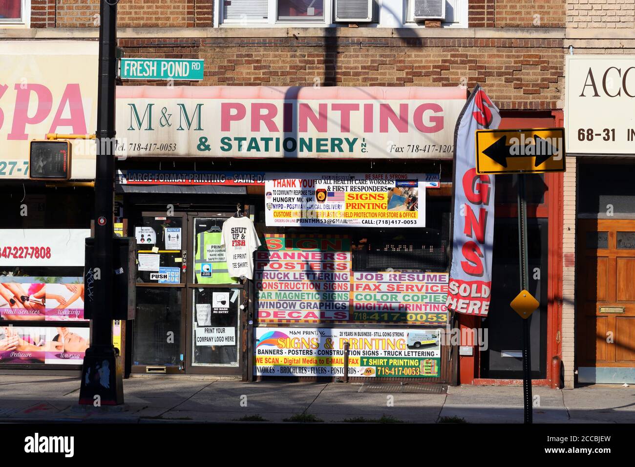 M & M Printing & Stationery, 68-29 Fresh Pond Rd, Queens, New York. NYC-Schaufensterfoto einer Druckerei im Viertel Ridgewood. Stockfoto