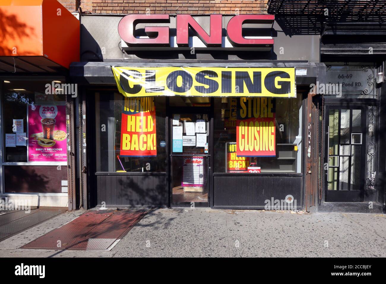 Ein Geschäft des General Nutrition Center (GNC) wird im Juli 2020 in New York, NY, geschlossen. Stockfoto