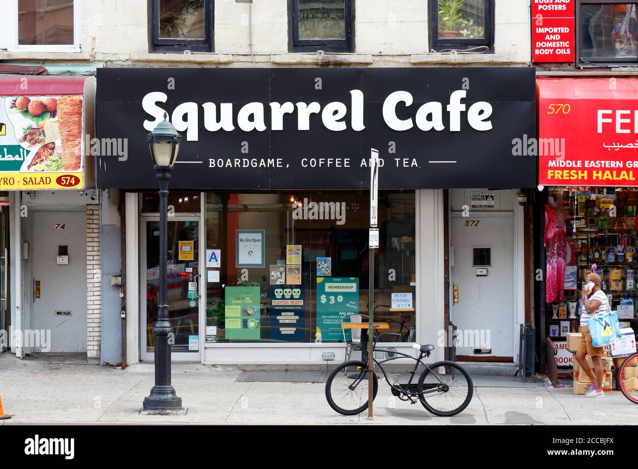 Squarrel Cafe, 572 Atlantic Ave, Brooklyn, New York. NYC-Schaufensterfoto eines Cafés und eines Brettspiel-Cafés im Boerum Hill-Viertel. Stockfoto