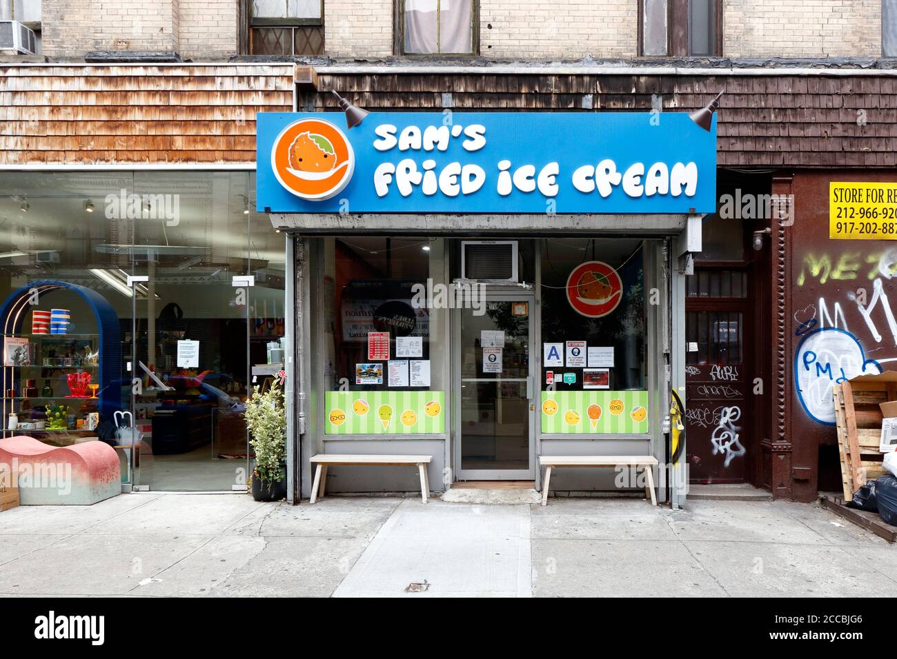 Sam's Fried Ice Cream, 37B Orchard St, New York, NYC Schaufensterfoto eines Eiscafes in Manhattans Lower East Side. Stockfoto