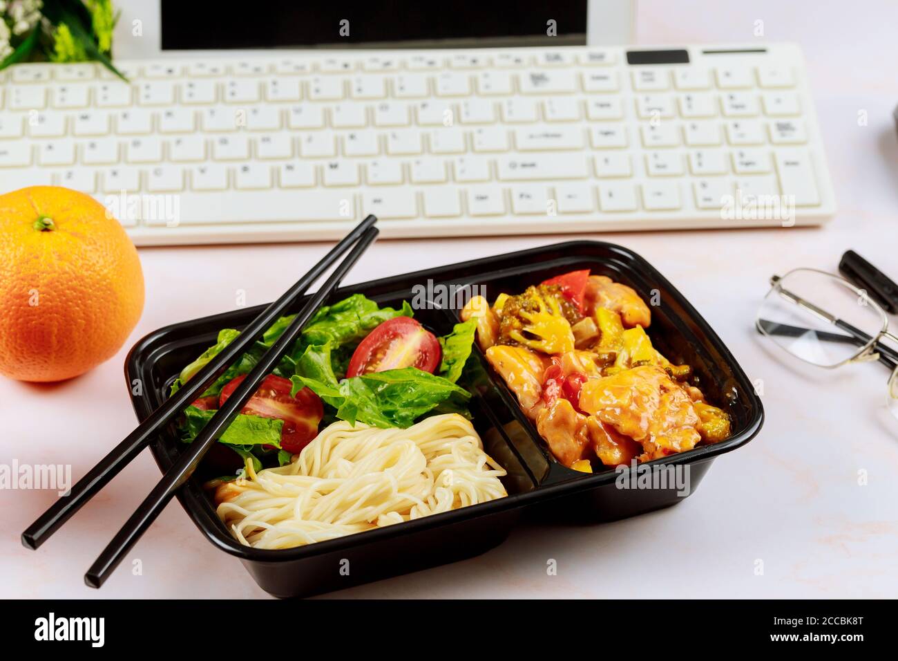 Gesundes Mittagessen bestellen. Arbeiten von zu Hause Konzept. Asiatische Küche. Stockfoto